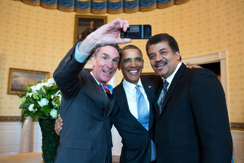 Source: https://commons.wikimedia.org/wiki/File:Bill_Nye,_Barack_Obama_and_Neil_deGrasse_Tyson_selfie_2014.jpg